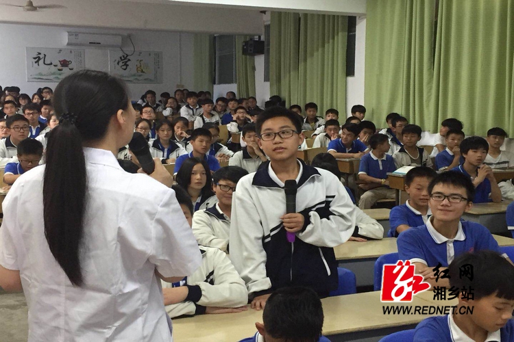 教育局:眼科专家进校园 普及近视防控知识